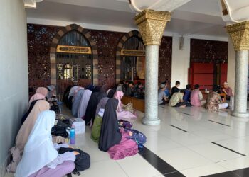 Pelajar dan Pemuda di Payakumbuh Sambut Tahun Baru dengan Mengaji 30 Juz di Tepian Sungai Batang Agam