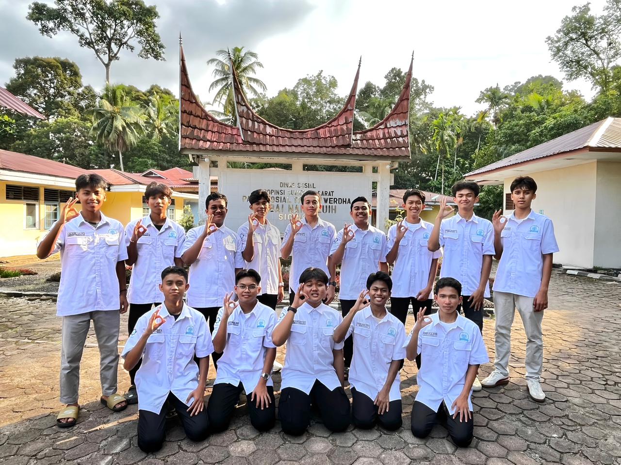Panutan Generasi Muda, Siswa Ar Risalah Memilih Isi Libur Ramadhan dengan Bakti Sosial ke Panti Jompo